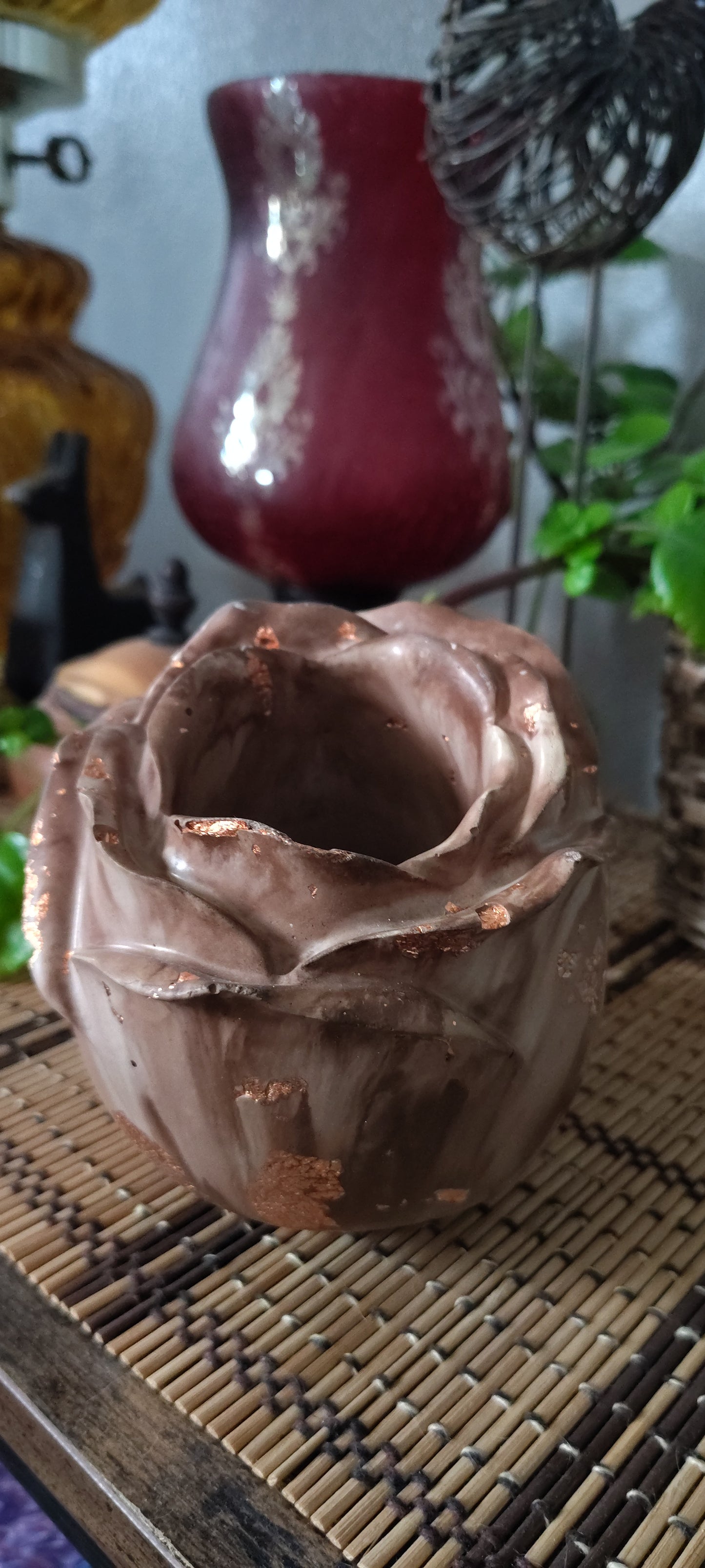 Skull vase with floral design - Hand-poured concrete, waterproof.