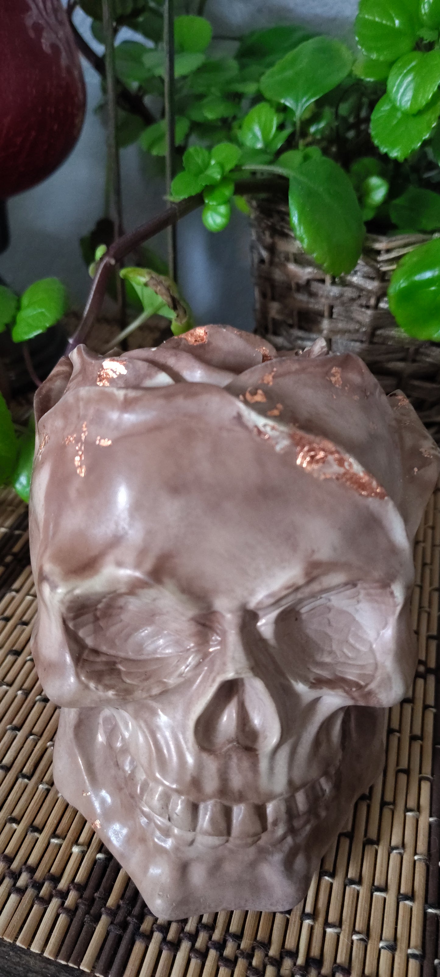 Skull vase with floral design - Hand-poured concrete, waterproof.