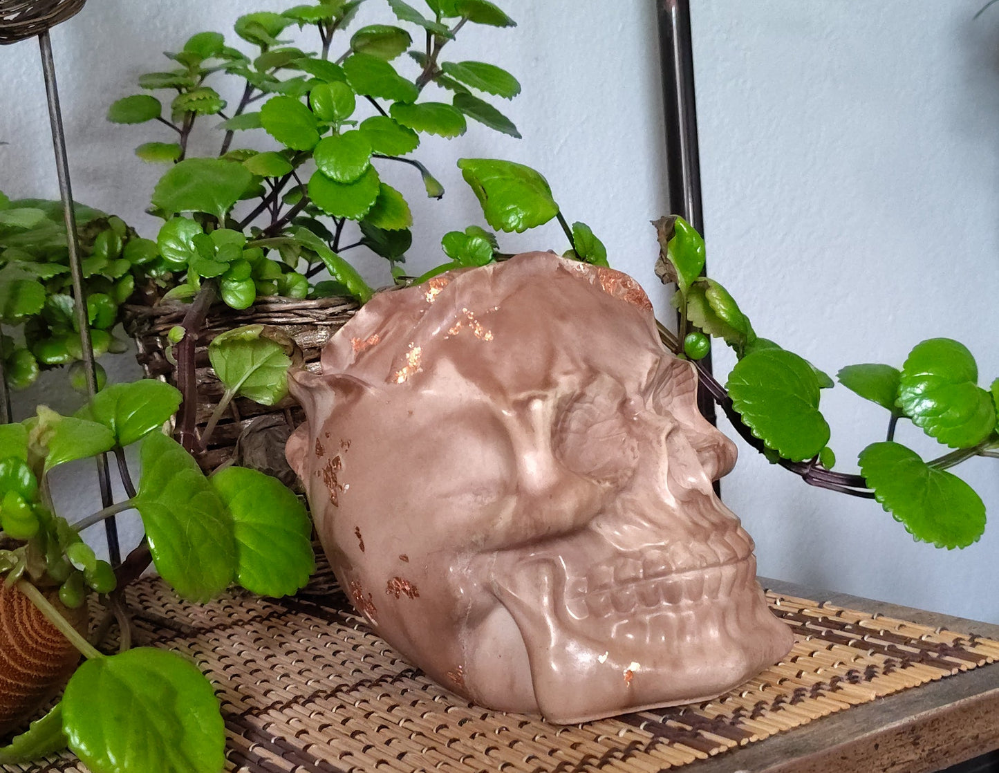 Skull vase with floral design - Hand-poured concrete, waterproof.