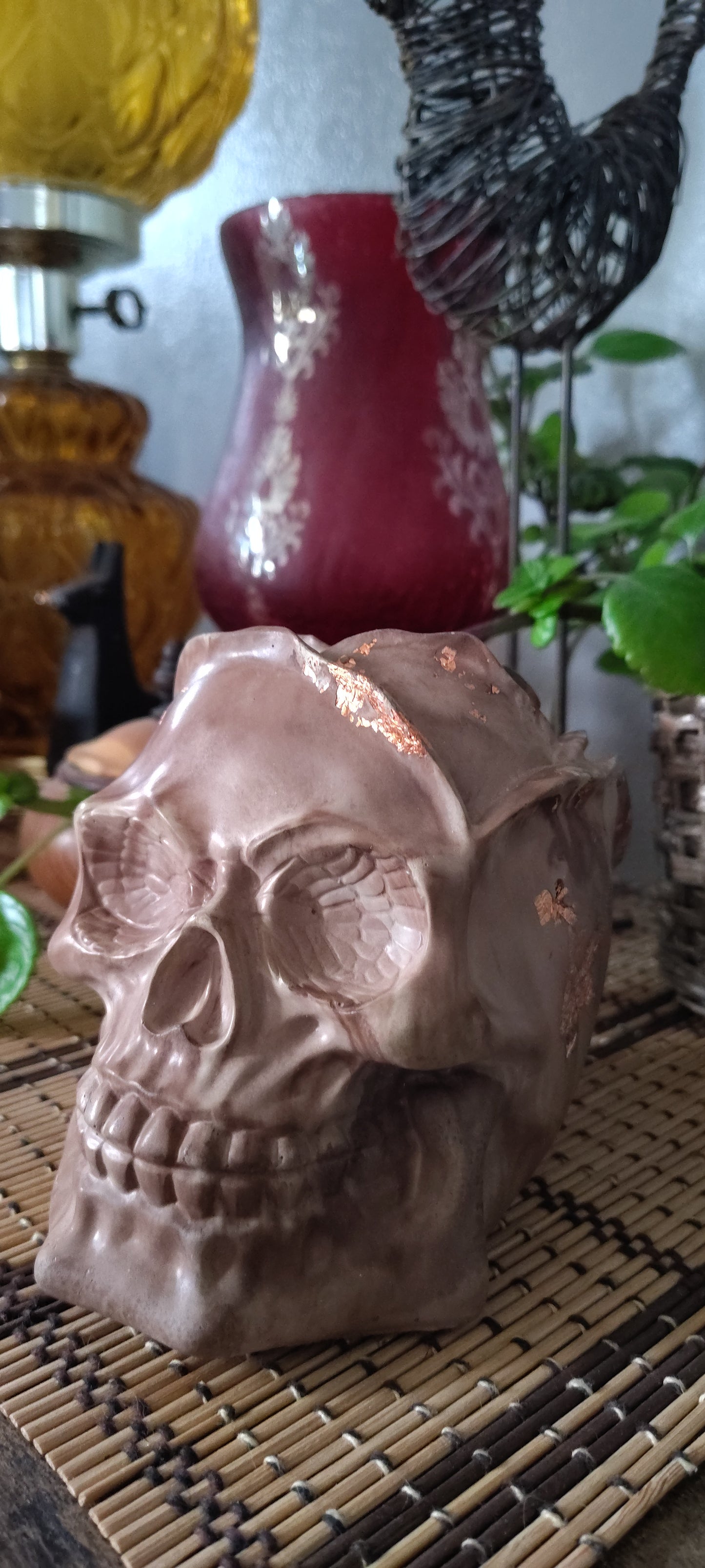 Skull vase with floral design - Hand-poured concrete, waterproof.