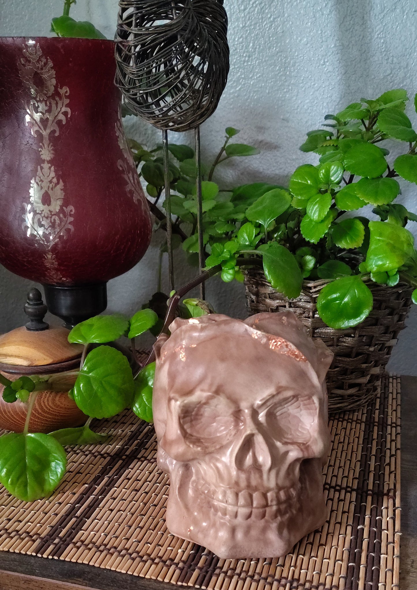 Skull vase with floral design - Hand-poured concrete, waterproof.